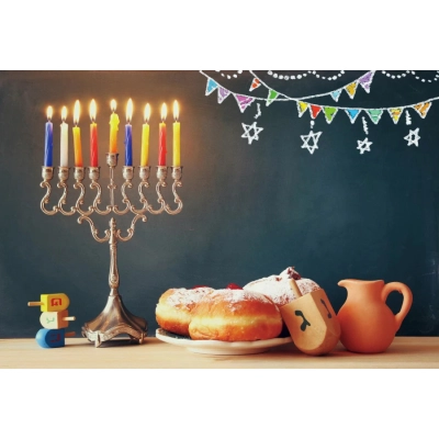 פוסטר רקע לחנוכה עם חנוכייה, סופגניות, סביבונים, וכד