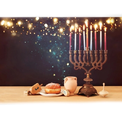 תפאורת רקע לחנוכה עם חנוכייה, סופגנייה, סביבונים, וכד