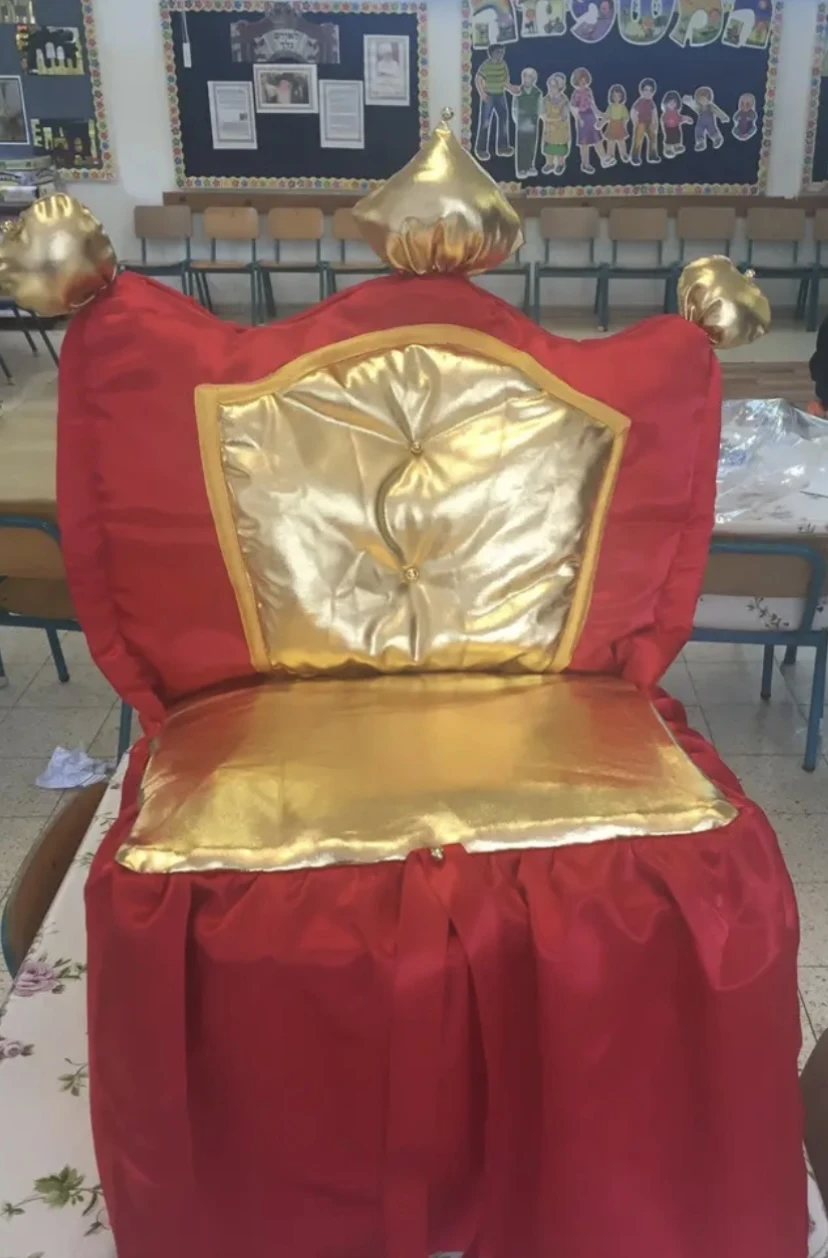 כיסוי כיסא ליום הולדת בצבע אדום