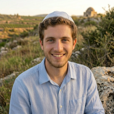 כיפה לבנה עם פס כסוף מסאטן
